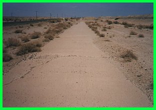 80-dsrt_road.jpg (16247 bytes)